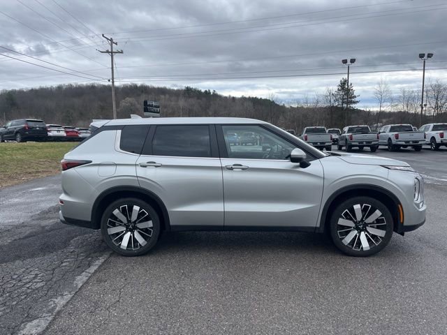 Used 2025 Mitsubishi Outlander SE image 4