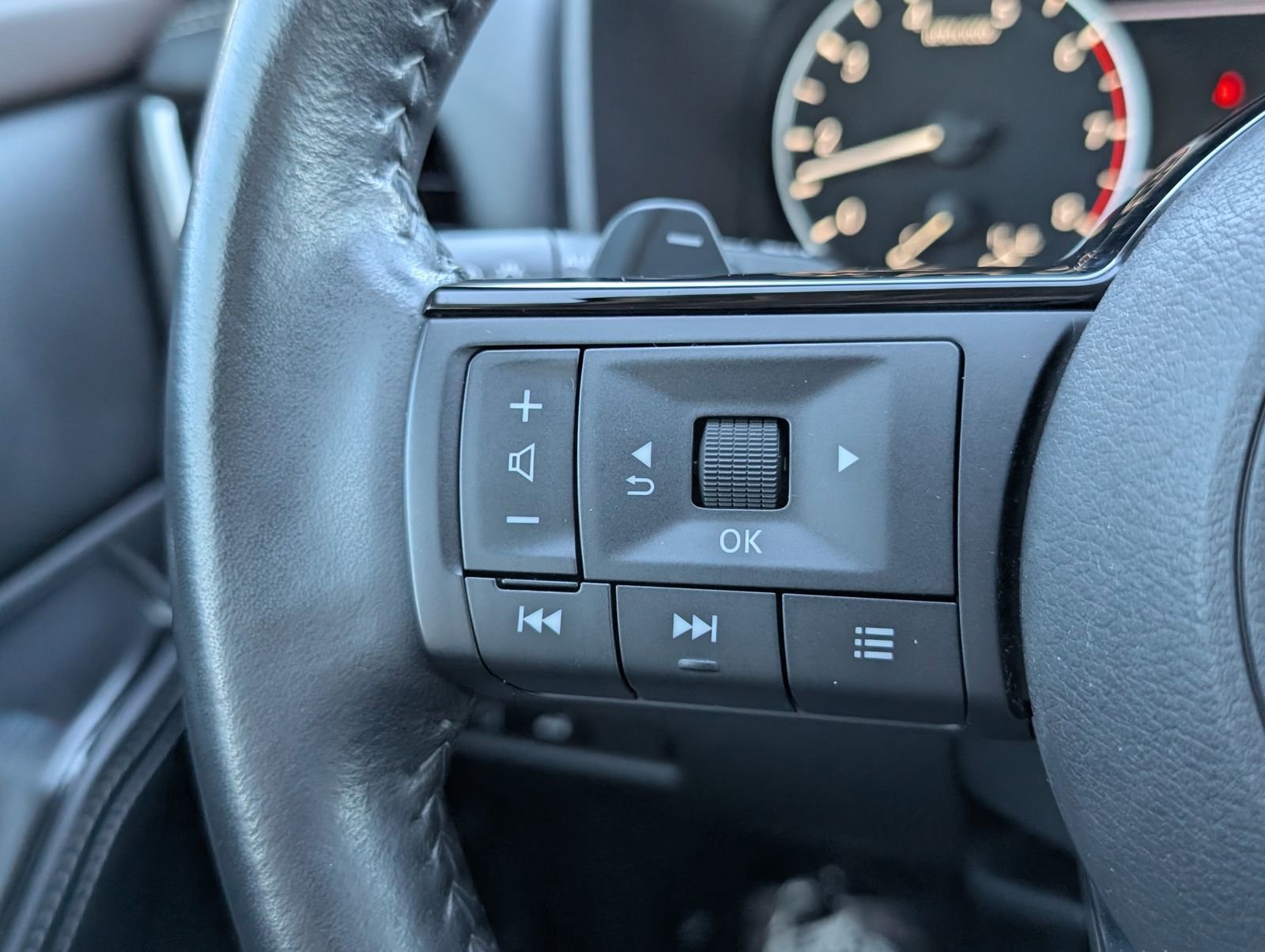 Used 2023 Nissan Rogue SL image 25