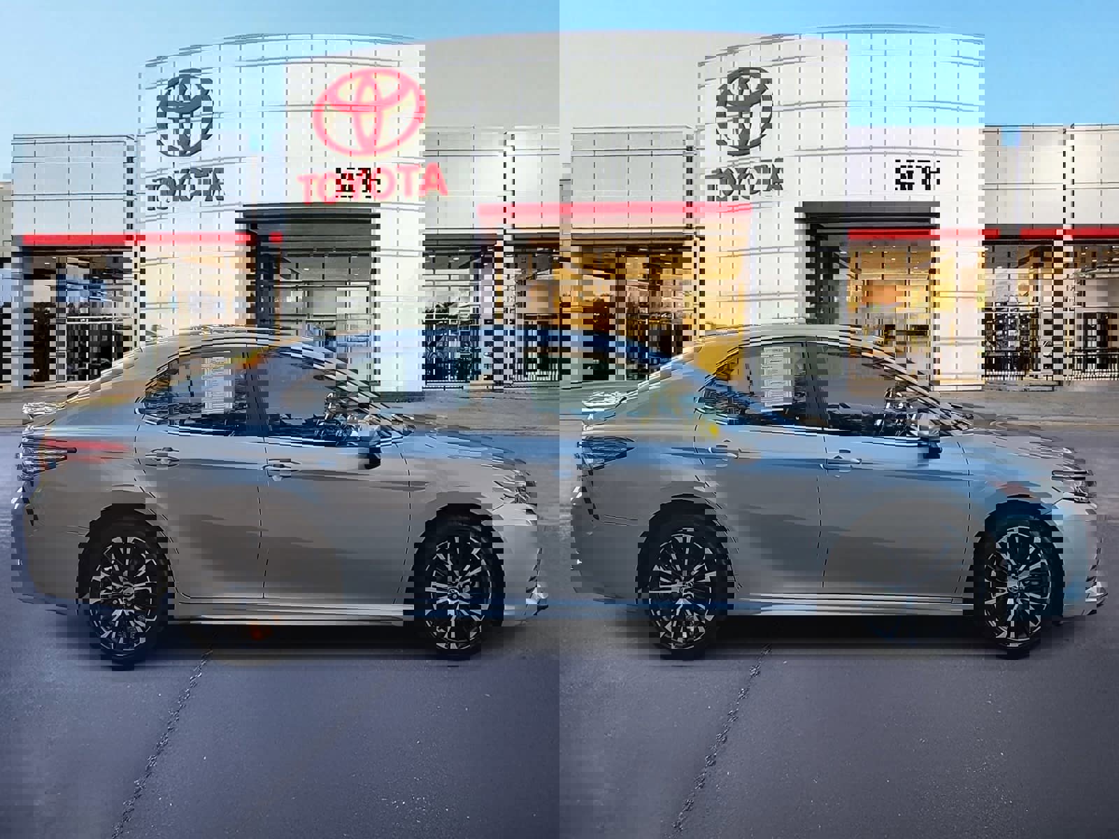 Used 2020 Toyota Camry SE image 4