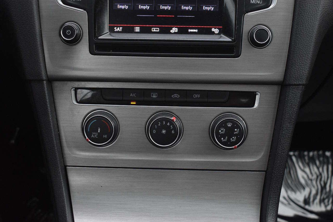 Used 2015 Volkswagen Golf S image 25