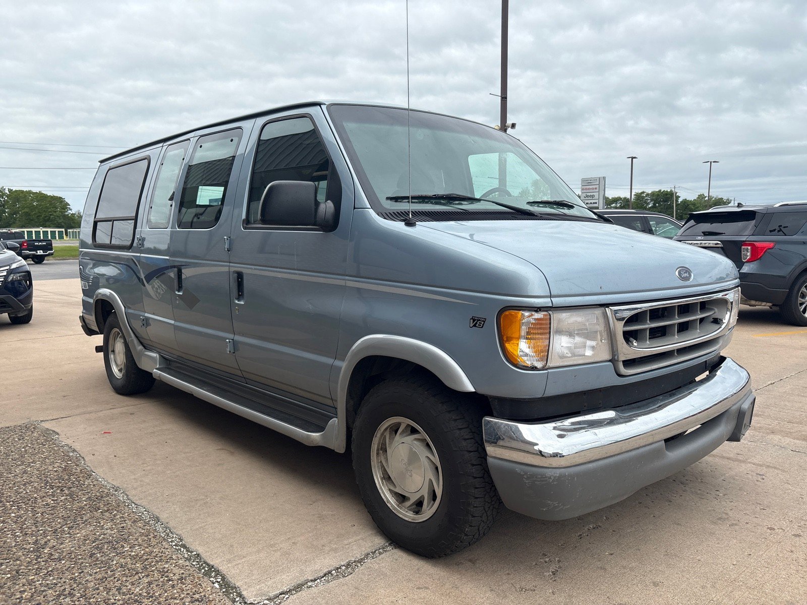 Used 1999 Ford E-150 and Econoline 150 RWD image 5