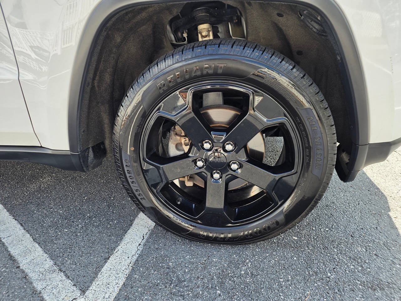 Used 2018 Jeep Grand Cherokee Laredo AWD/4WD image 13