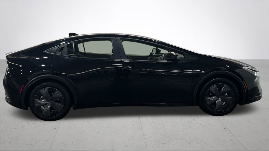 Used 2025 Toyota Prius LE FWD image 8
