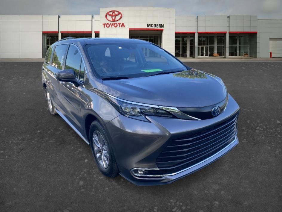 Certified 2024 Toyota Sienna XLE FWD image 5