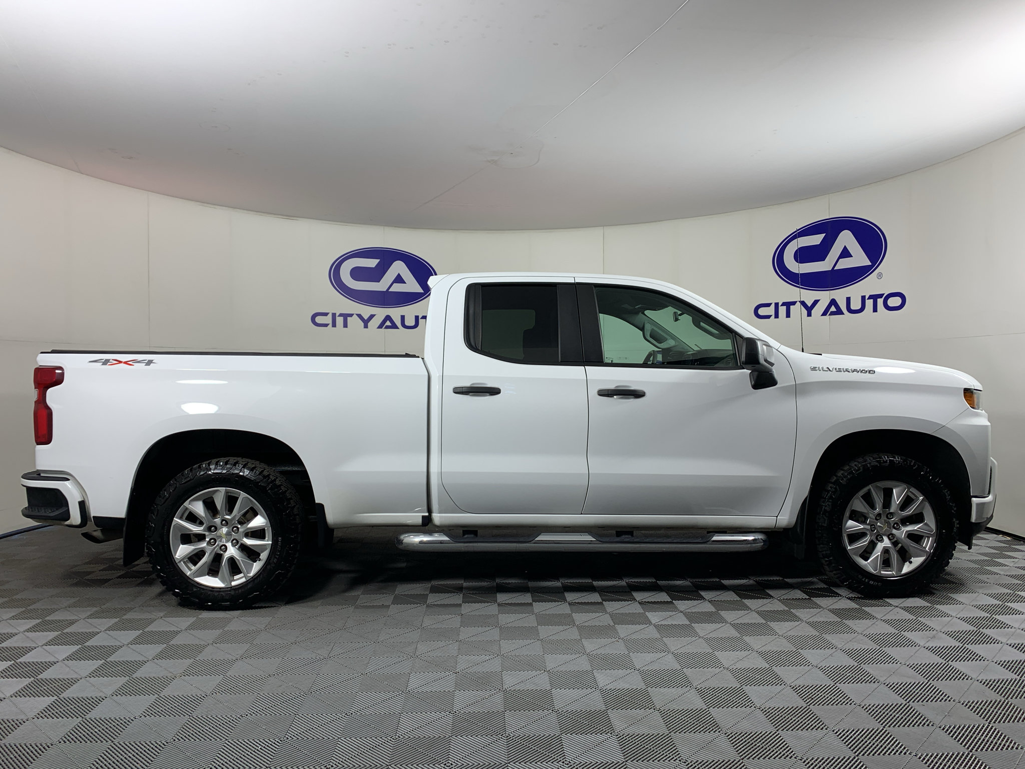 Used 2020 Chevrolet Silverado 1500 Custom w/ Custom Value Package AWD/4WD image 2