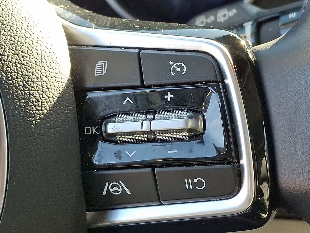 Used 2024 Kia Carnival LX image 22