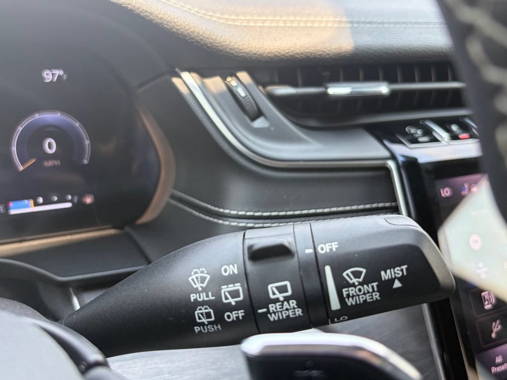 Certified 2023 Jeep Grand Cherokee Limited w/ Luxury Tech Group II AWD/4WD image 49