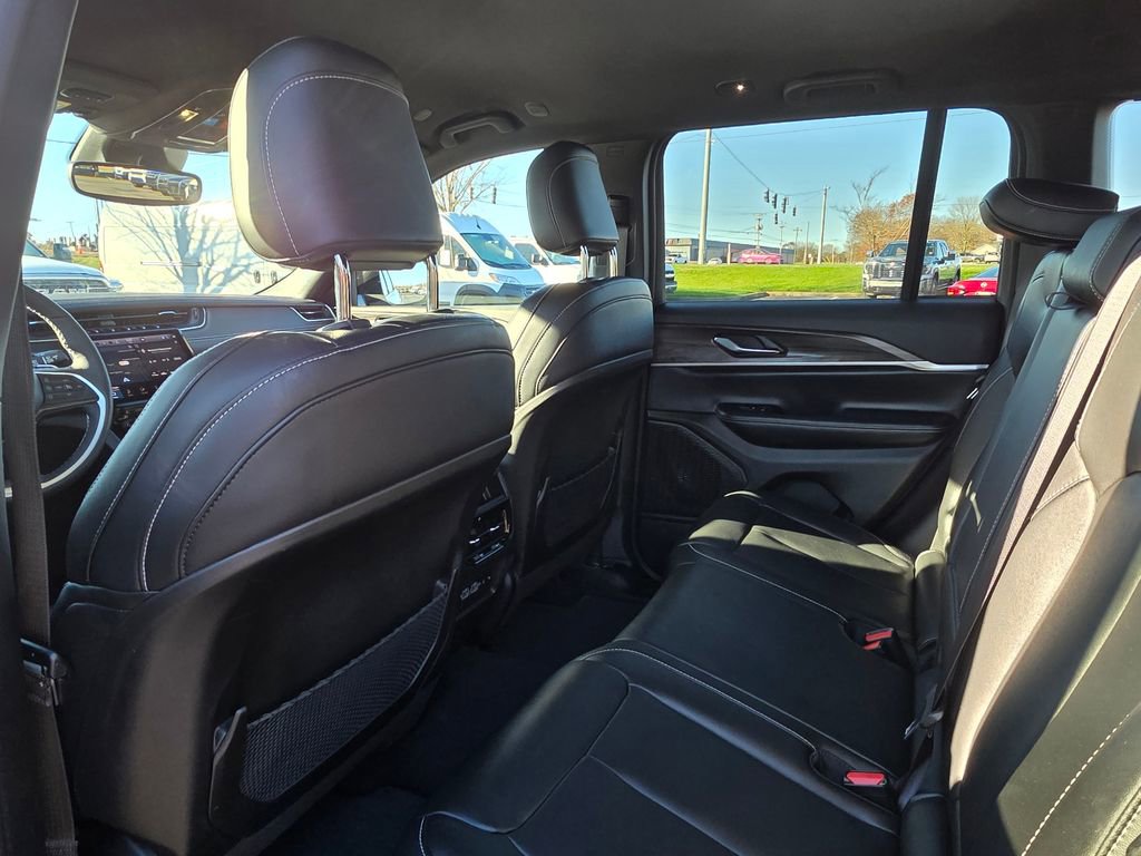 Used 2024 Jeep Grand Cherokee Limited w/ Black Appearance Package image 30