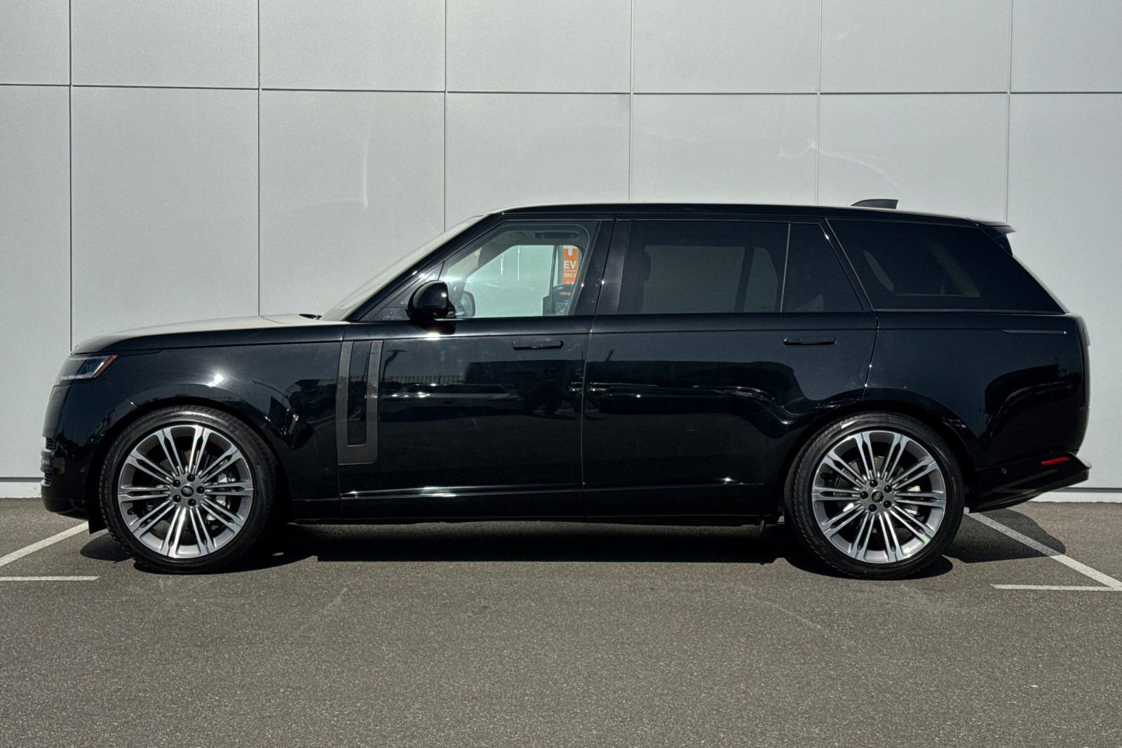 Certified 2023 Land Rover Range Rover Long Wheelbase SE AWD/4WD image 2