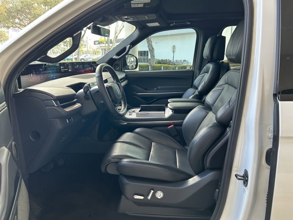 Used 2025 Lincoln Navigator Reserve w/ Jet Appearance Package image 5