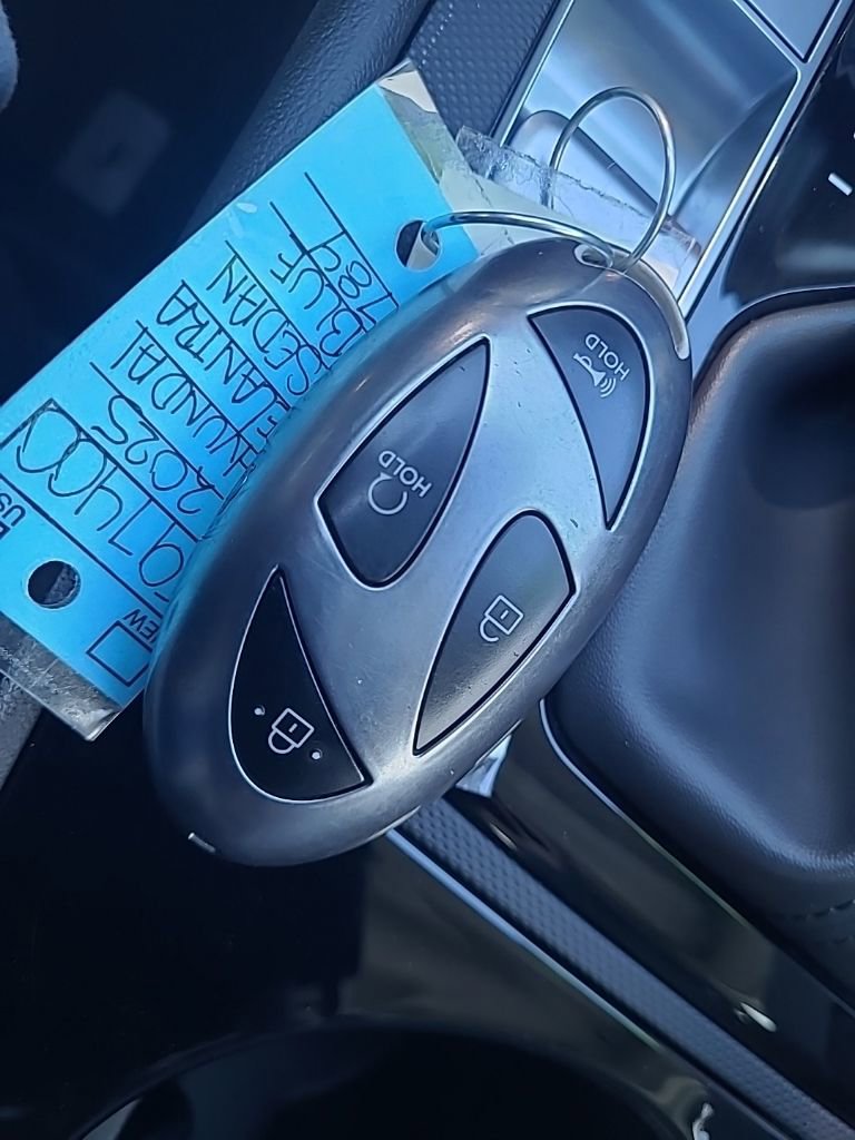 Used 2025 Hyundai Elantra Limited image 28