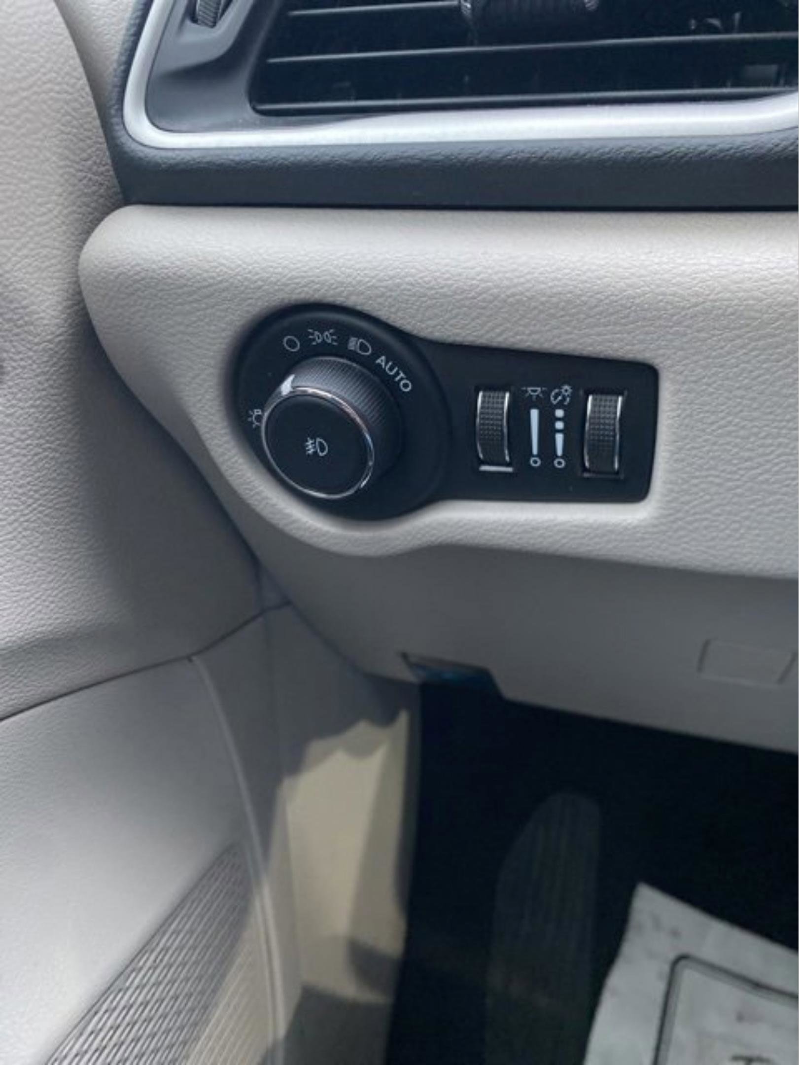 Used 2023 Chrysler Pacifica Touring-L image 15