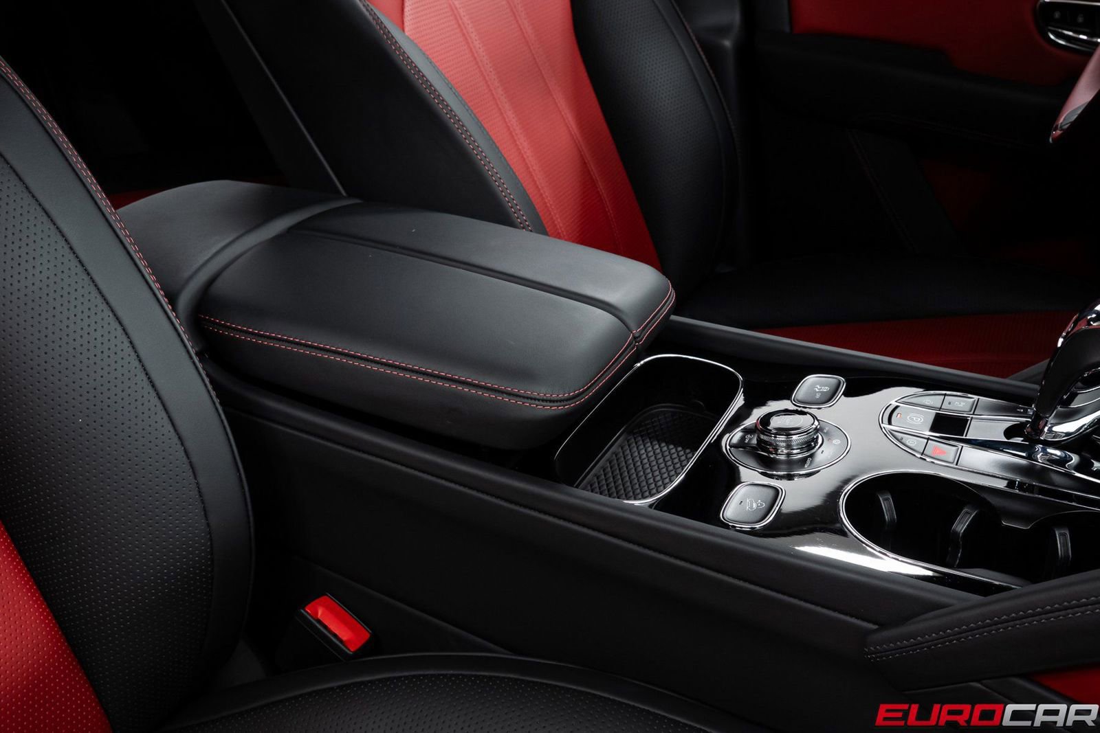 Used 2024 Bentley Bentayga image 31