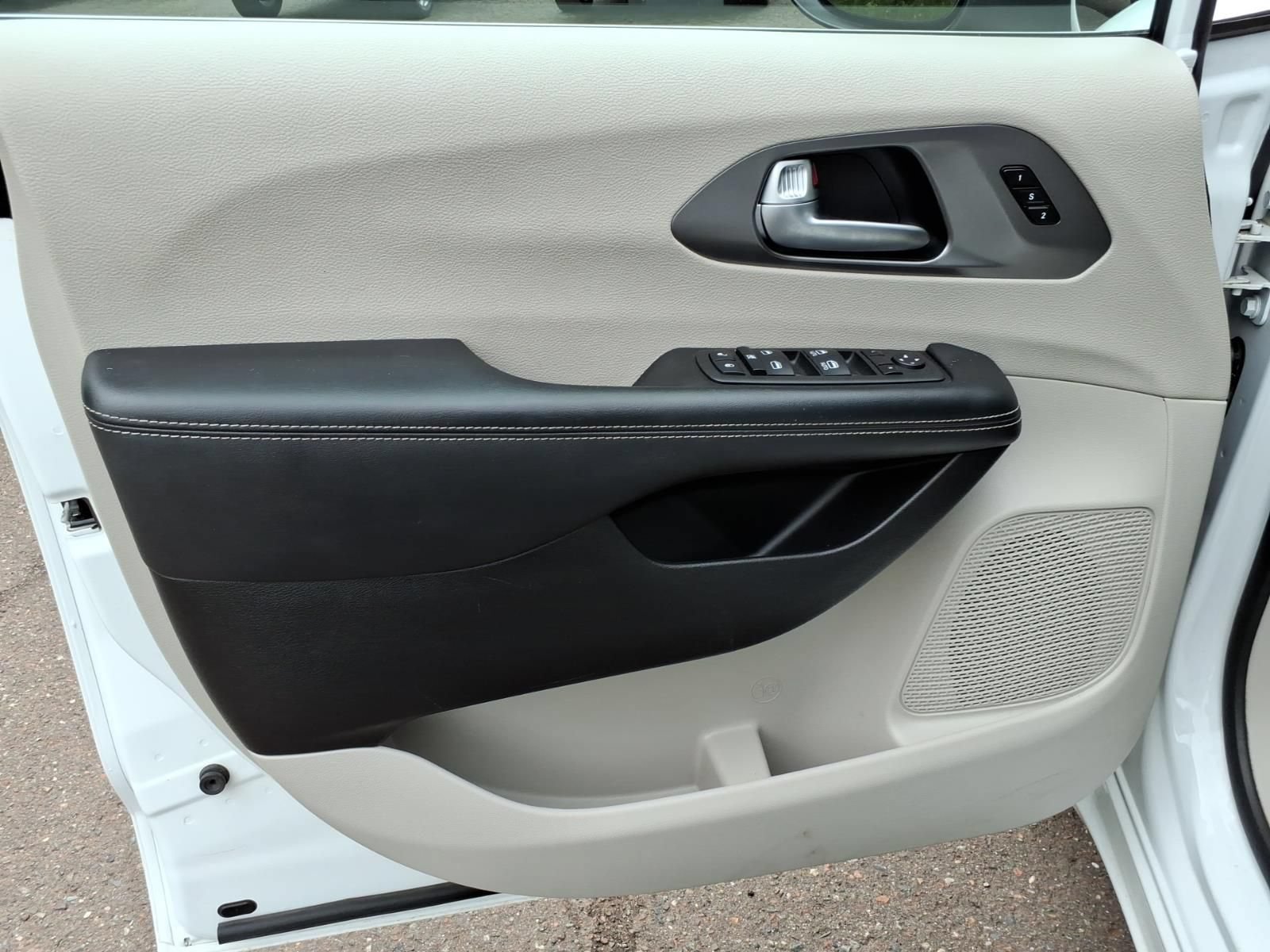 Used 2023 Chrysler Pacifica Touring-L FWD image 11