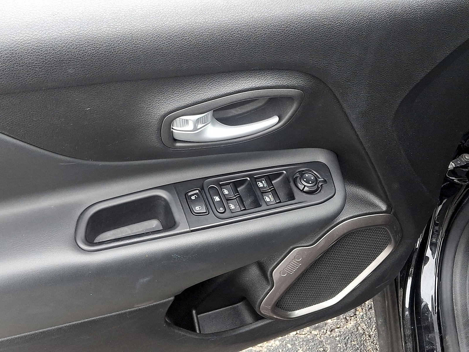 Used 2023 Jeep Renegade Latitude AWD/4WD image 10