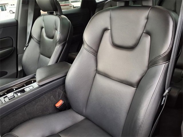 Used 2019 Volvo XC60 T5 Momentum w/ Multimedia Package image 6