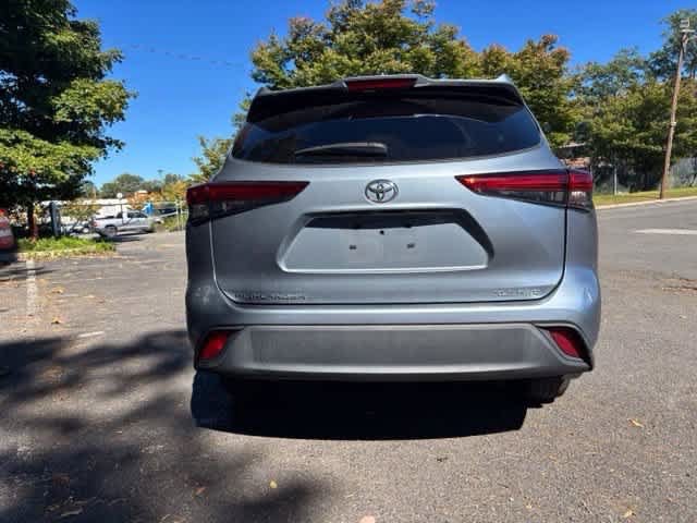 Used 2022 Toyota Highlander XLE AWD/4WD image 5