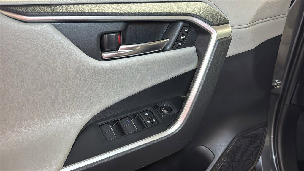 Used 2020 Toyota RAV4 Limited image 24