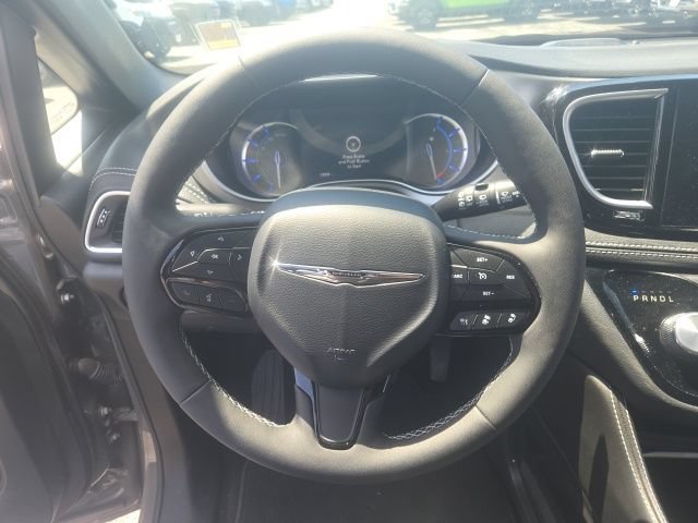 Used 2024 Chrysler Pacifica Premium FWD image 26