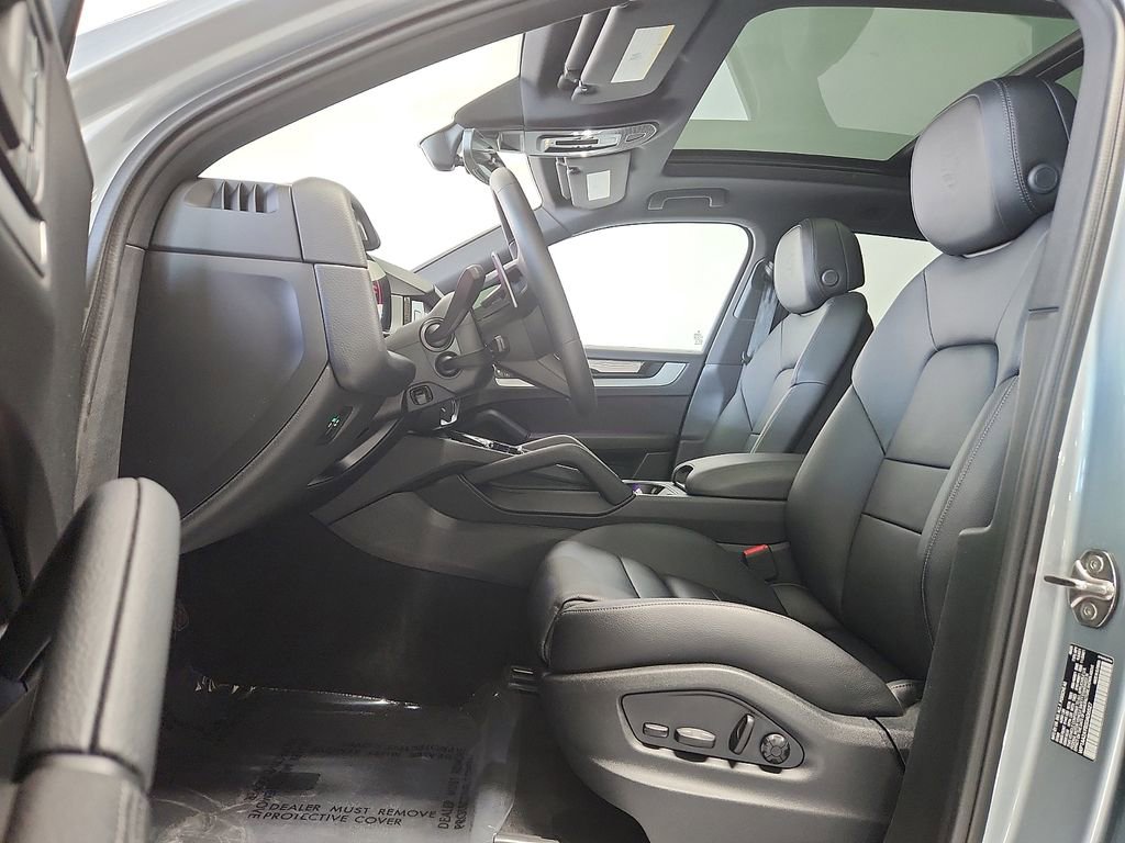 Used 2025 Porsche Cayenne image 5