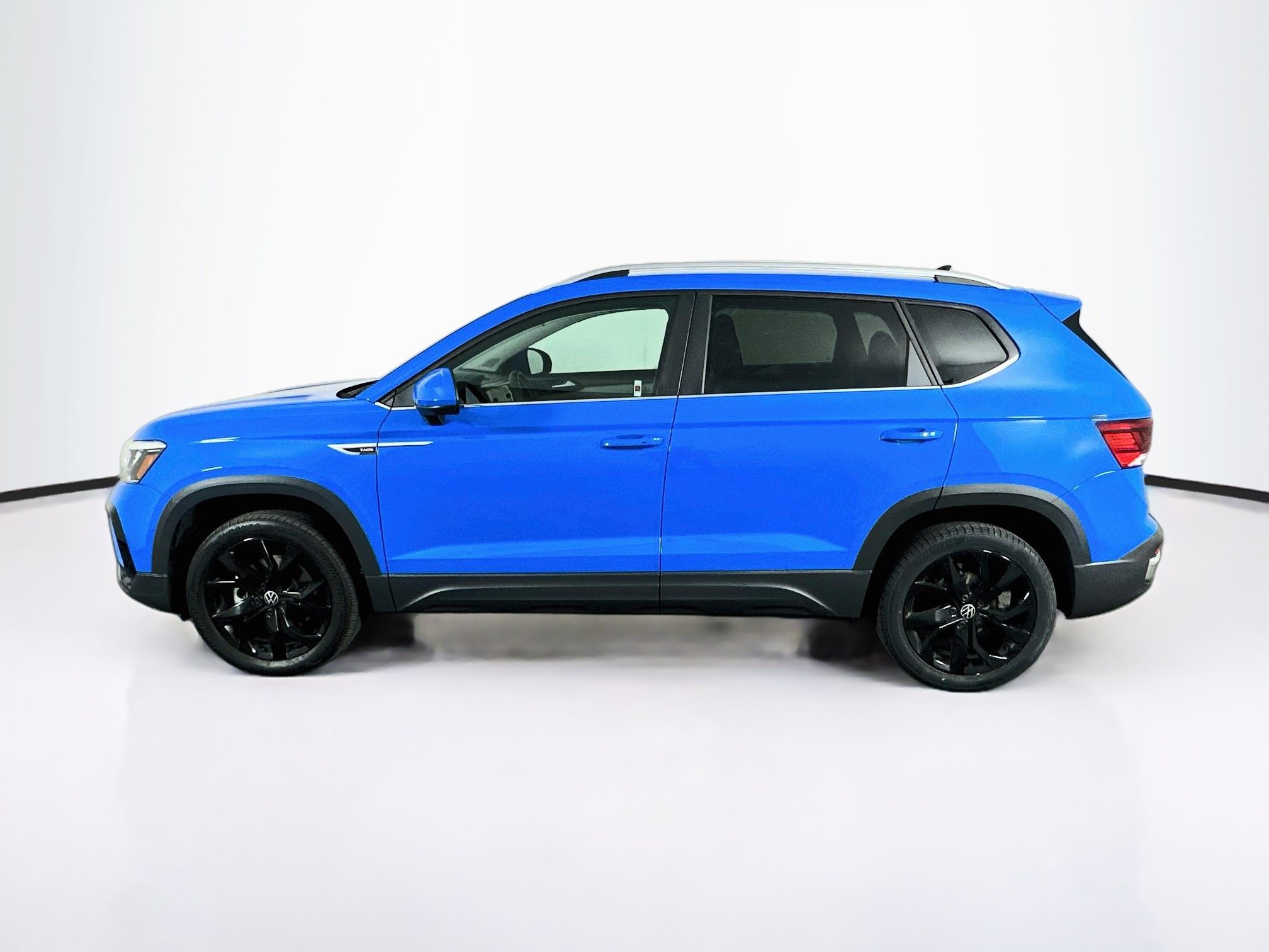 Used 2023 Volkswagen Taos SE w/ Black Wheel Package FWD image 4