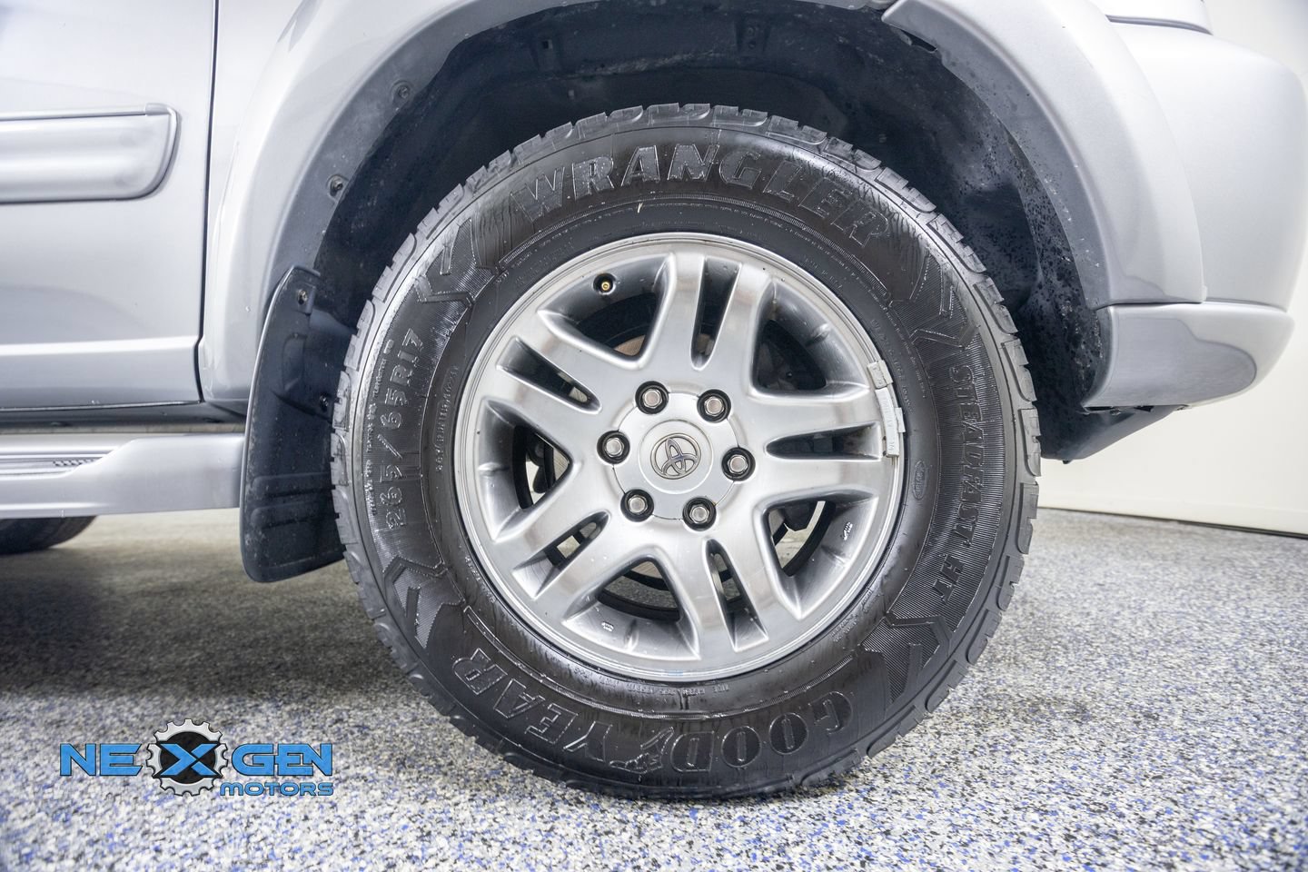 Used 2004 Toyota Sequoia Limited w/ Preferred Accessory Pkg AWD/4WD image 48