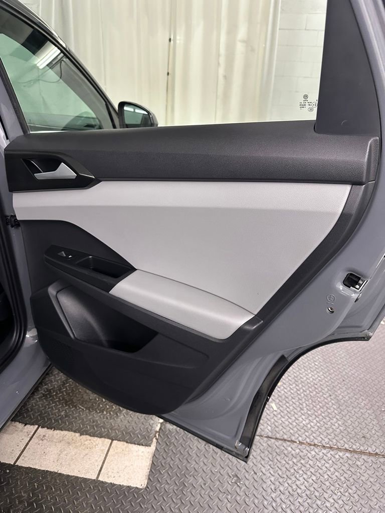 Used 2022 Volkswagen Taos SE w/ Panoramic Sunroof Package AWD/4WD image 29