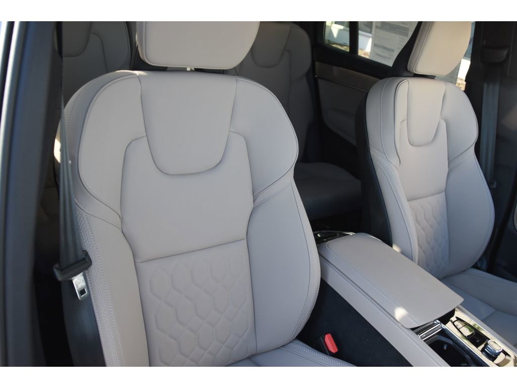 Certified 2026 Volvo XC90 B5 Plus image 32