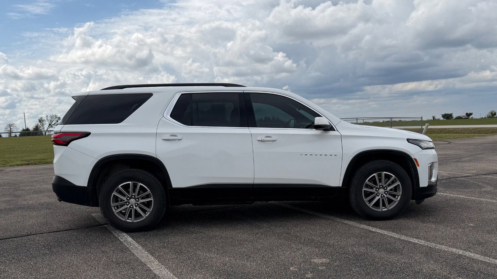 Used 2023 Chevrolet Traverse LT FWD image 2