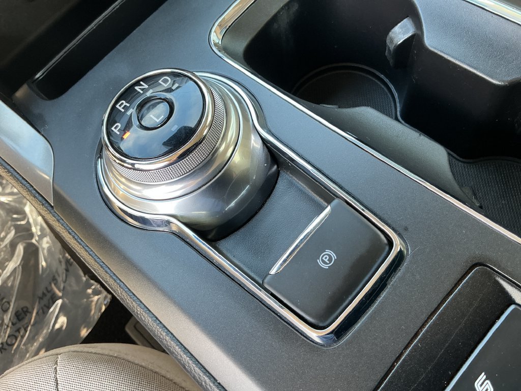 Used 2020 Ford Fusion SE FWD image 23