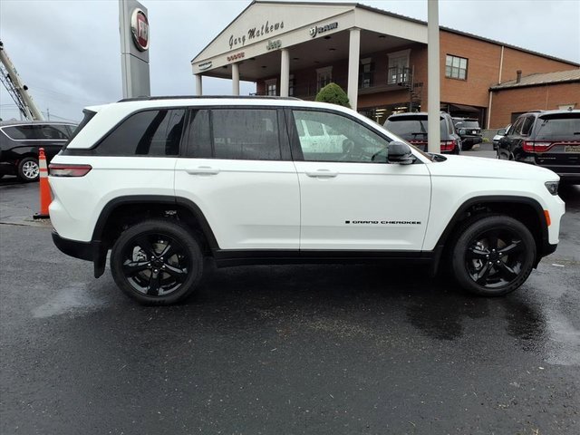 New 2025 Jeep Grand Cherokee Altitude image 2