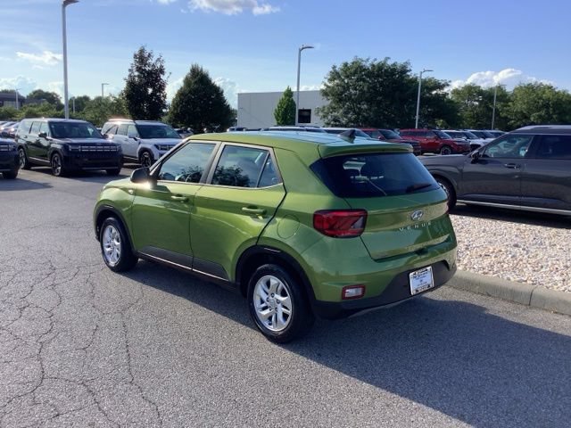 Used 2022 Hyundai Venue SE FWD image 3
