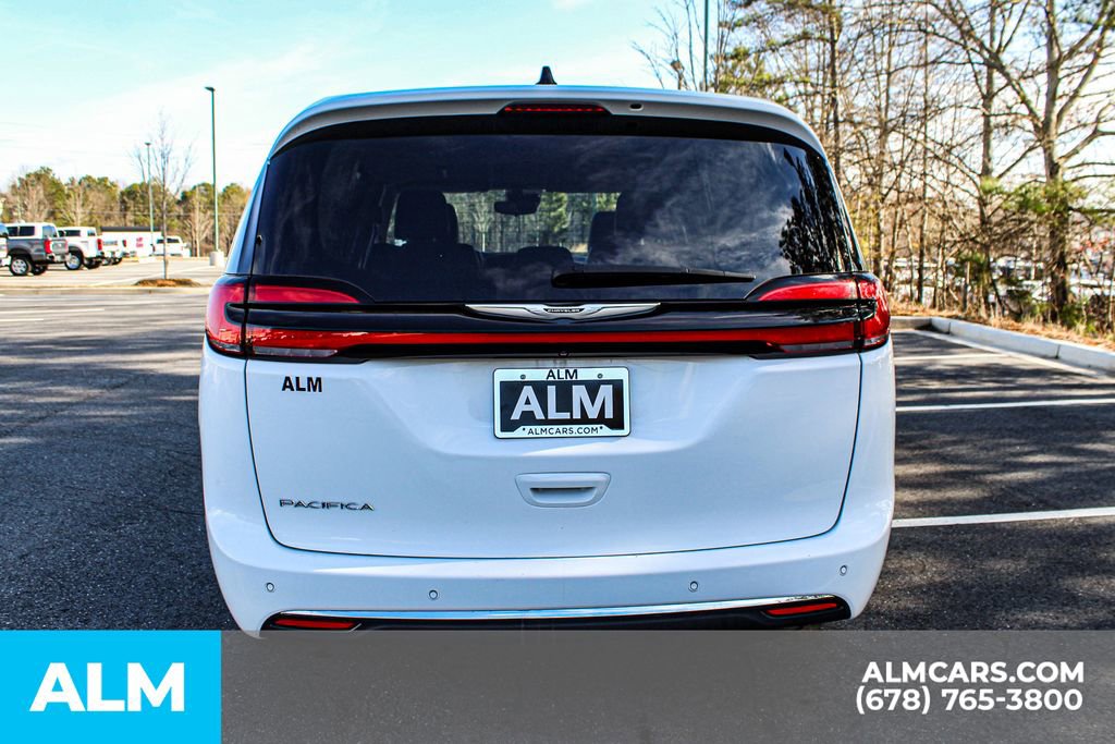 Used 2023 Chrysler Pacifica Touring-L image 11