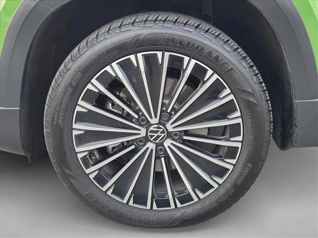 Certified 2025 Volkswagen Taos SE image 22