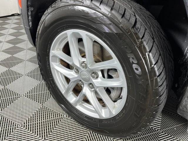 Used 2024 Jeep Grand Cherokee L Laredo RWD image 14