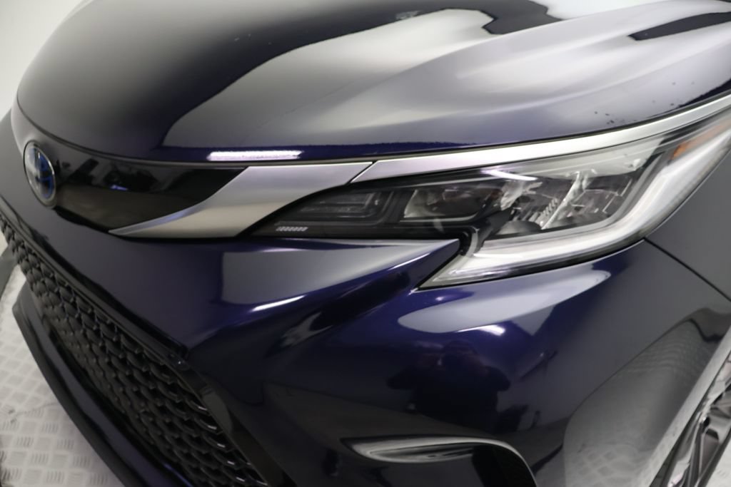 Certified 2024 Toyota Sienna XSE FWD image 3