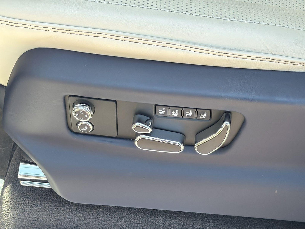 Used 2023 Bentley Bentayga Plug-In Hybrid AWD/4WD image 22