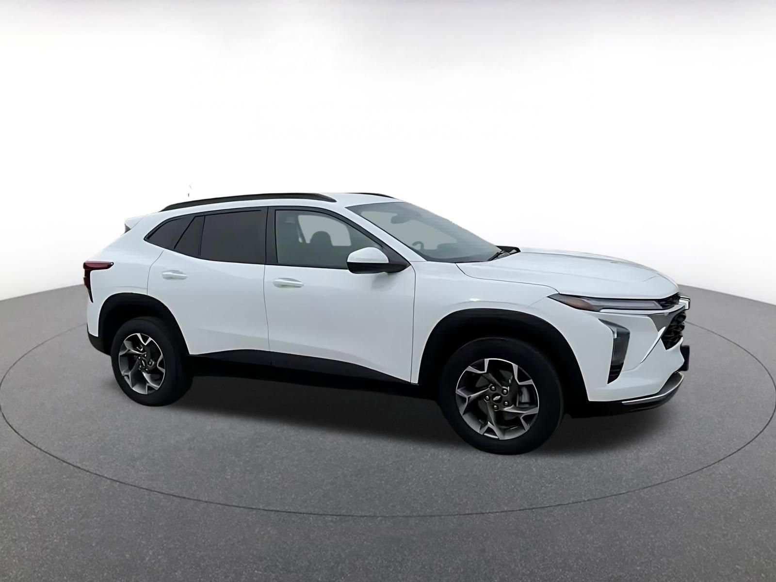 Used 2025 Chevrolet Trax LT image 2