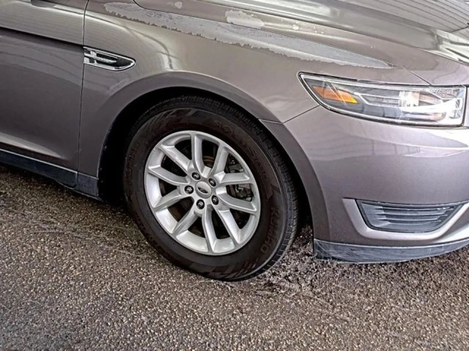 Used 2014 Ford Taurus SE FWD image 26