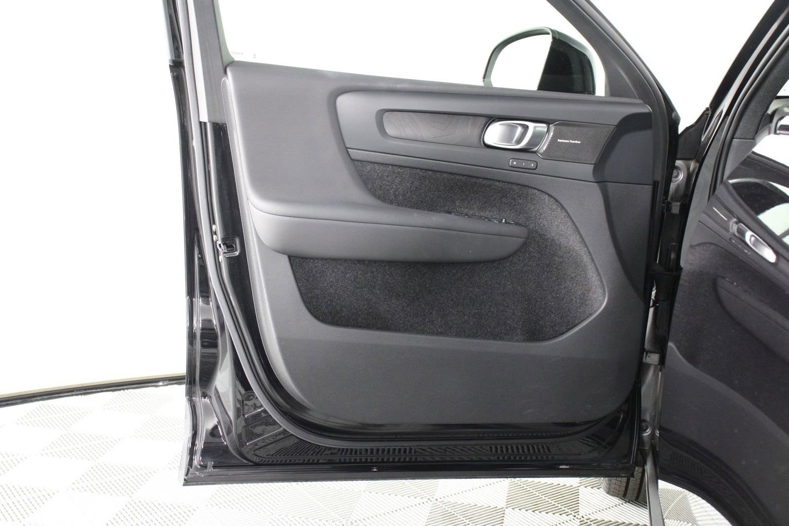 Certified 2023 Volvo XC40 Recharge Ultimate AWD/4WD image 17