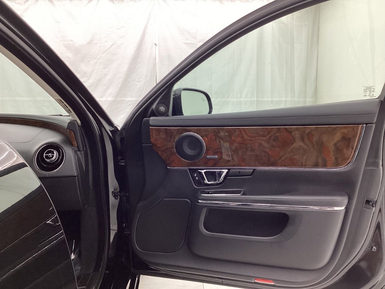 Used 2018 Jaguar XJ R-Sport image 19