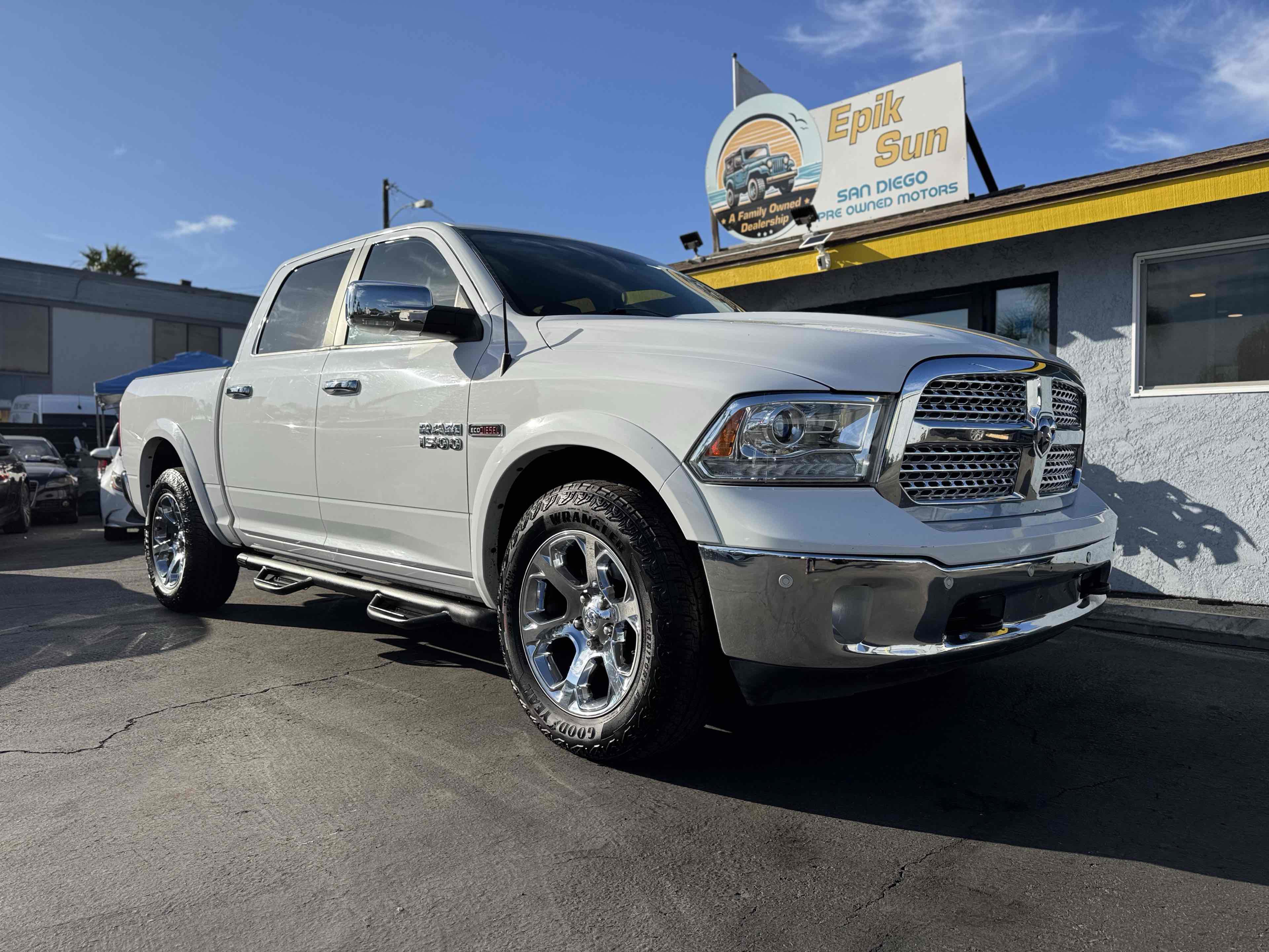 Used 2017 RAM 1500 Laramie w/ Convenience Group AWD/4WD image 3