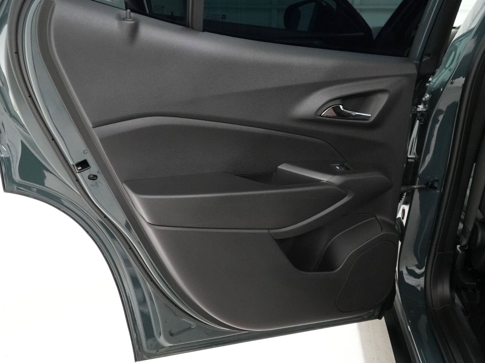 Used 2025 Chevrolet Trax LS w/ LS Convenience Package FWD image 9