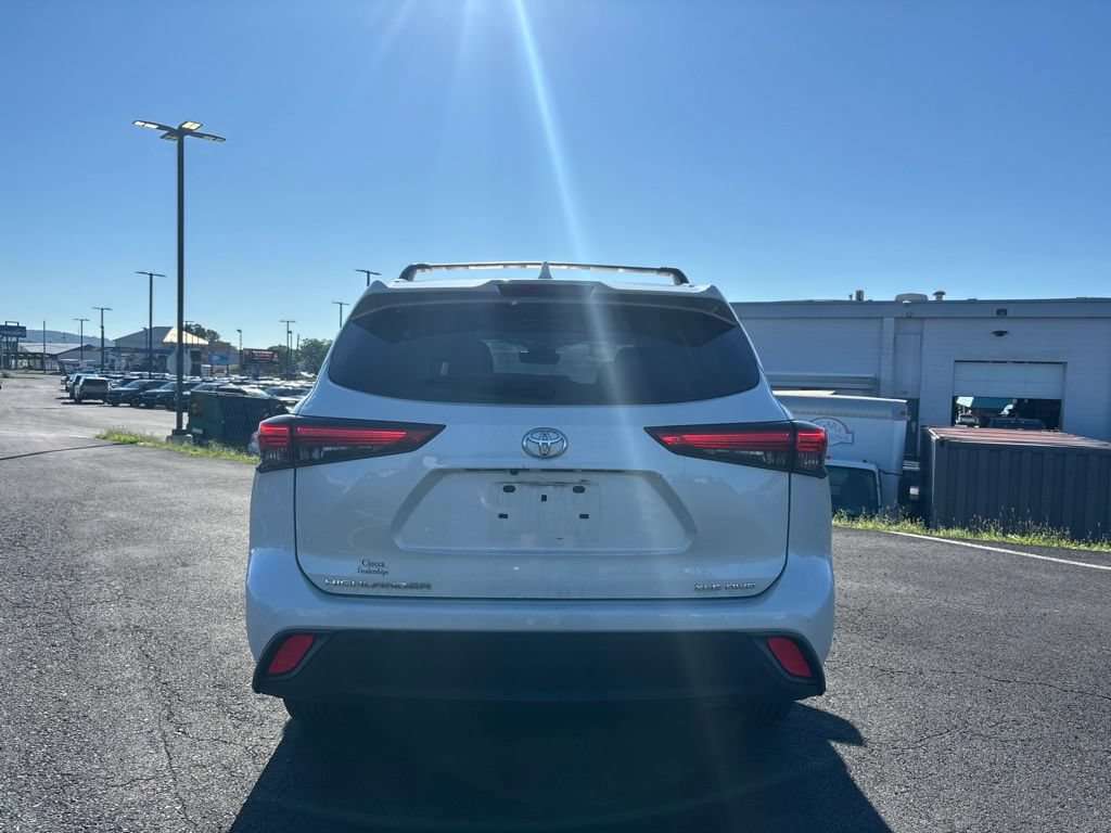 Used 2021 Toyota Highlander XLE AWD/4WD image 4