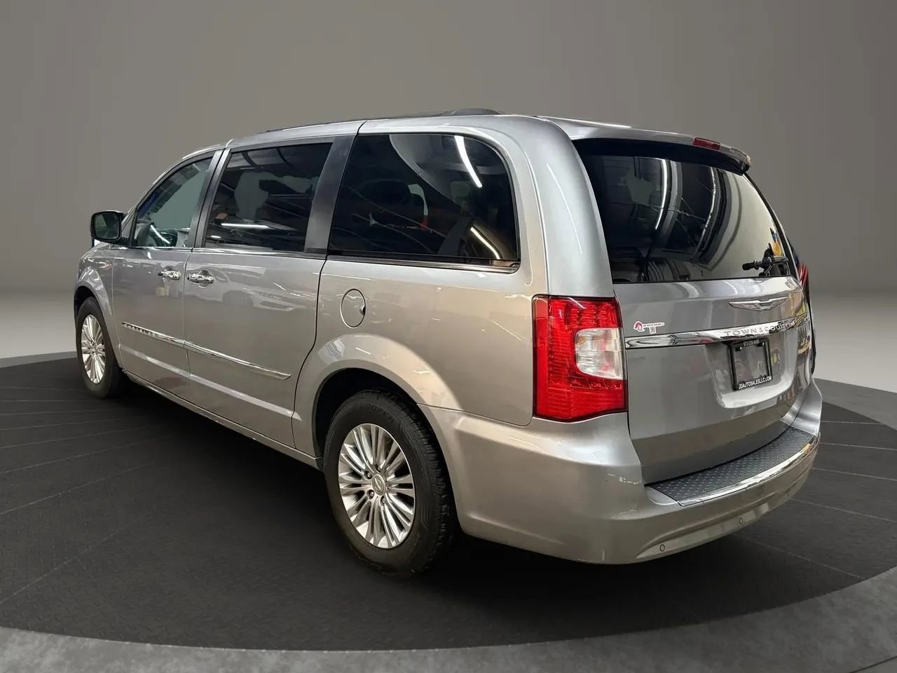 Used 2015 Chrysler Town & Country Touring-L w/ Driver Convenience Group image 7