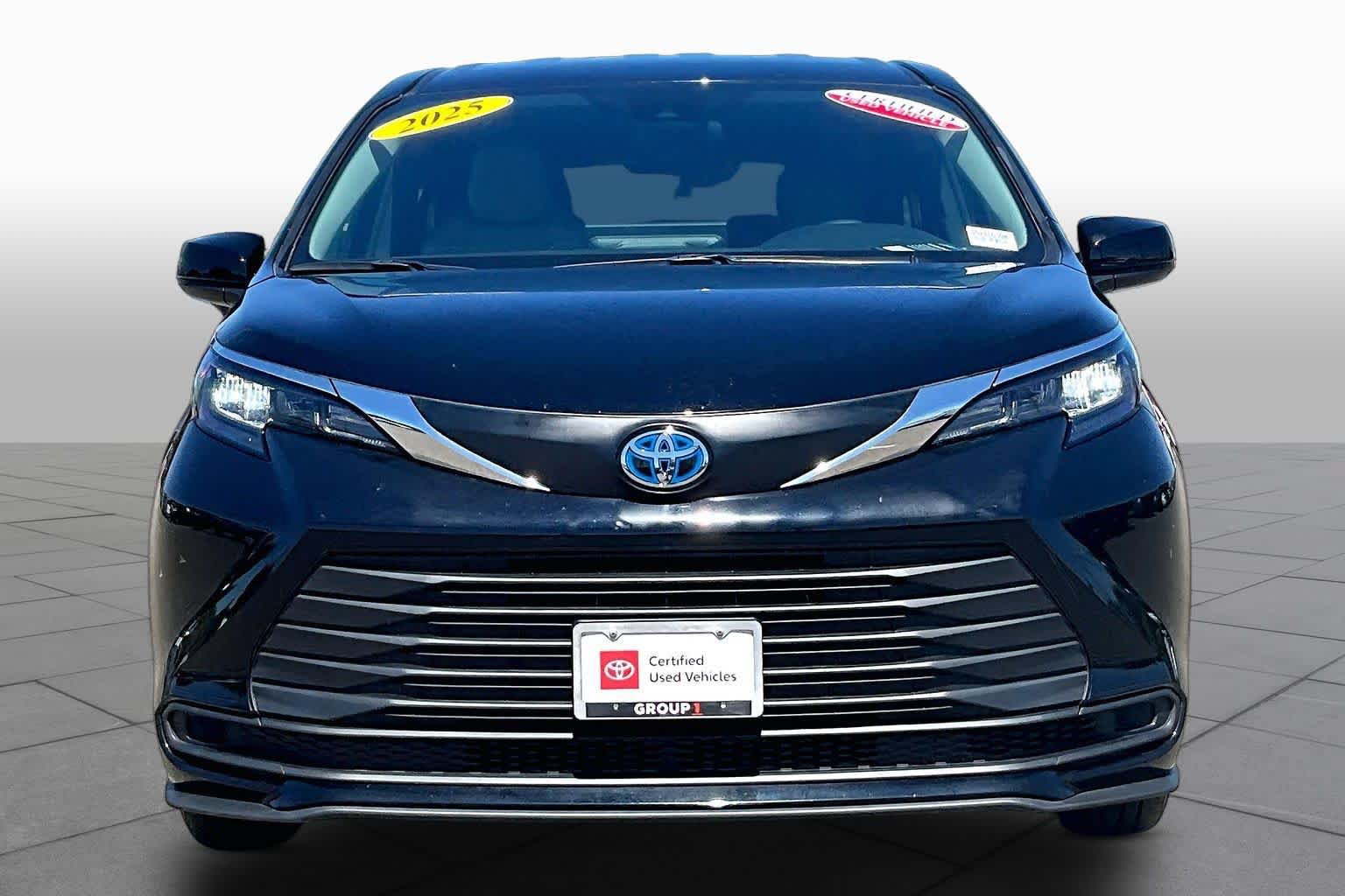 Certified 2025 Toyota Sienna LE FWD image 3