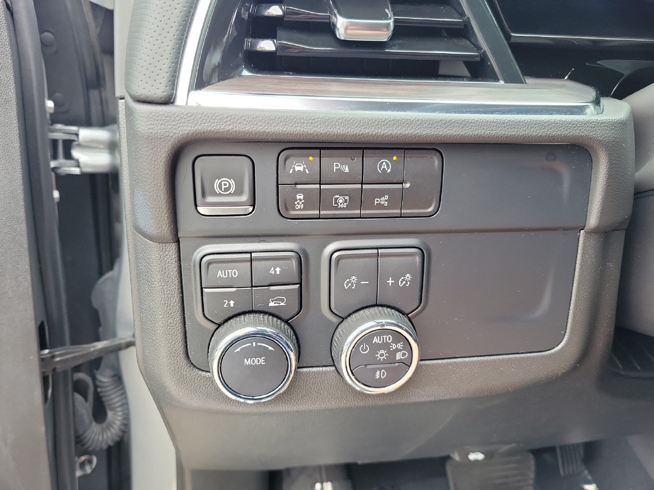 Certified 2025 Chevrolet Suburban Premier AWD/4WD image 32