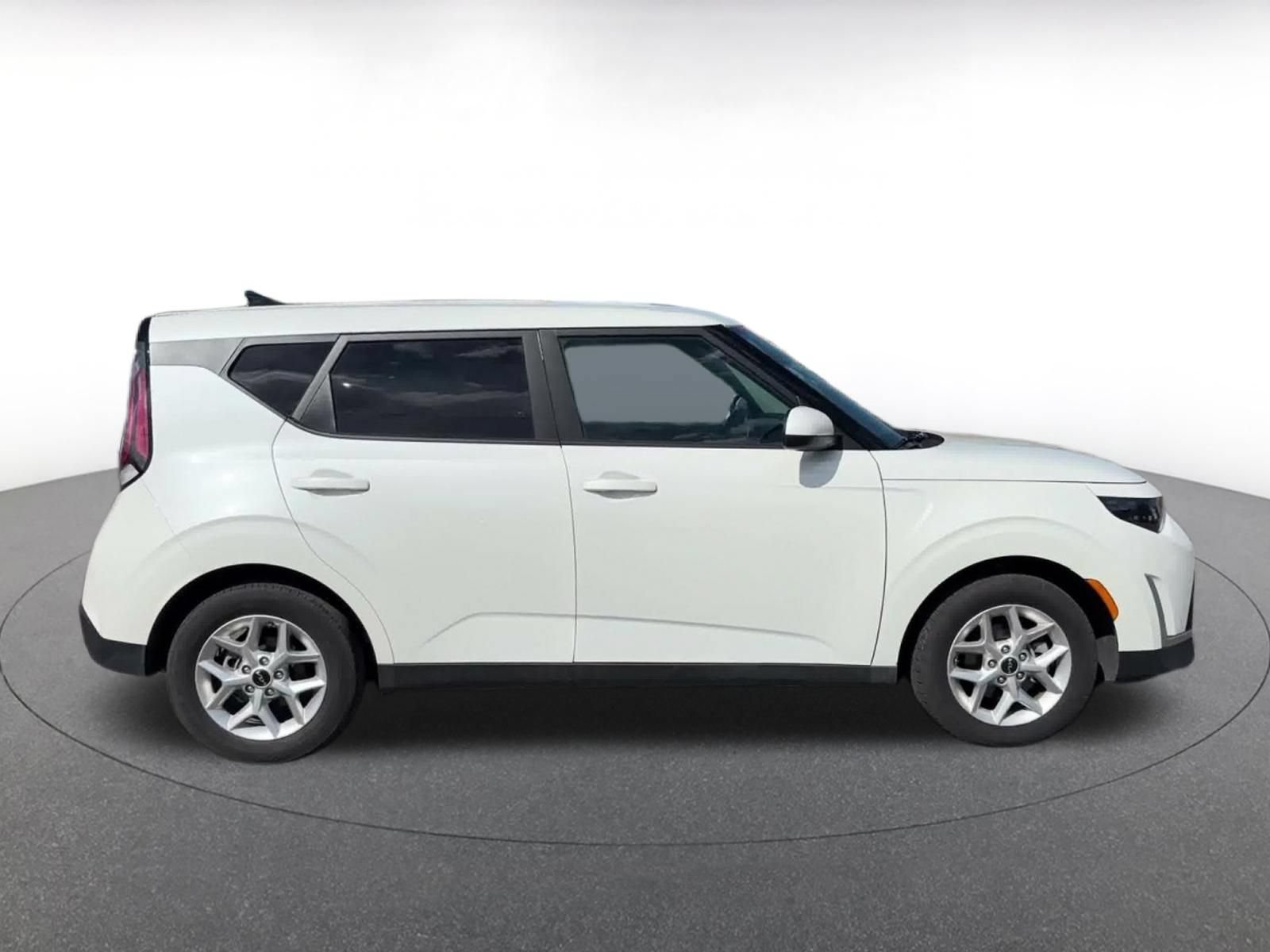 Used 2025 Kia Soul LX w/ LX Technology Package FWD image 15