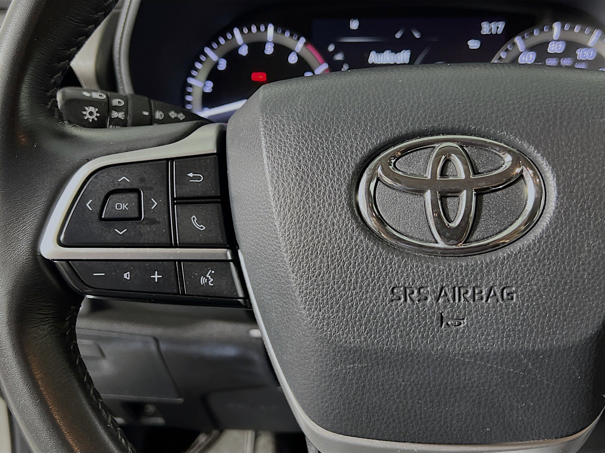Used 2024 Toyota Highlander LE AWD/4WD image 19