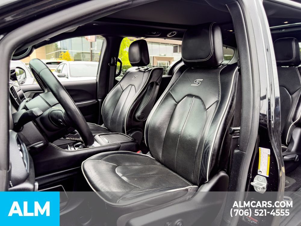 Used 2021 Chrysler Pacifica Limited w/ Uconnect Theater Family Group FWD image 9